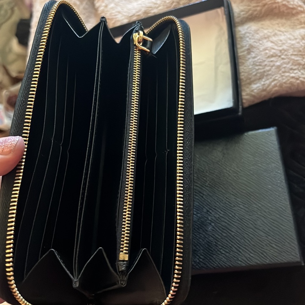 Beautiful black on black leather Prada wallet - Picture 4 of 7